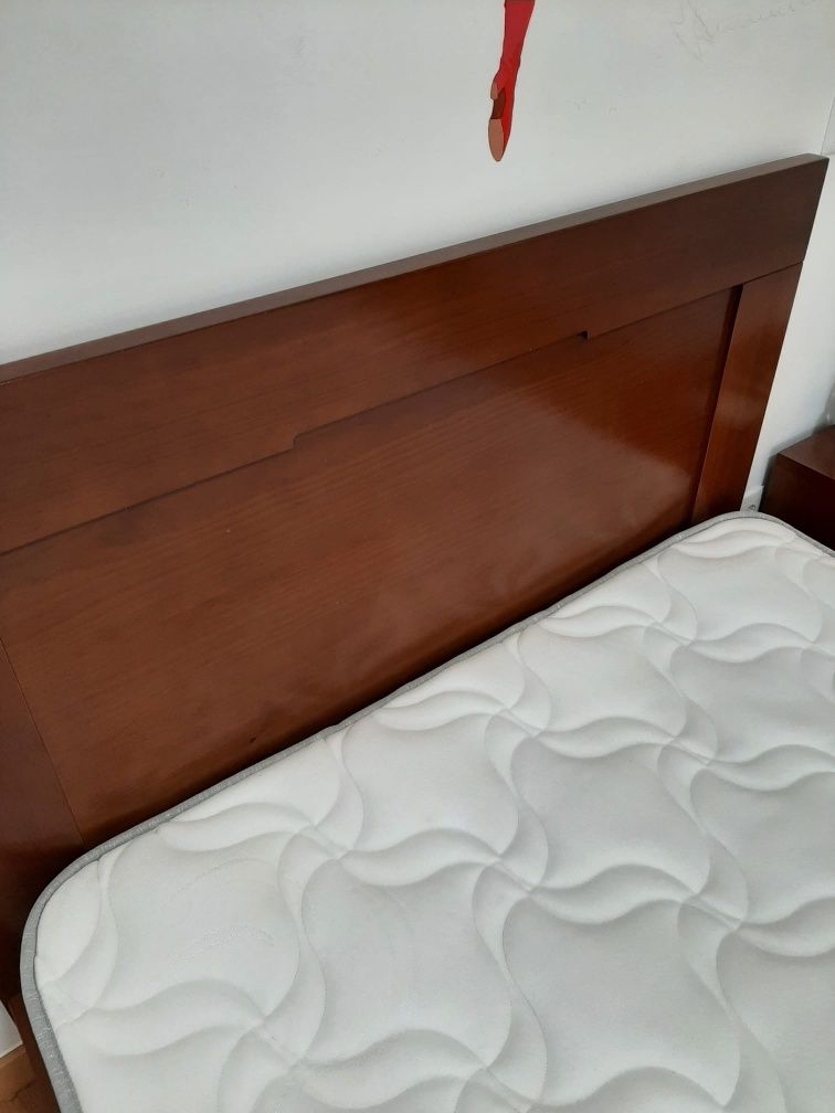 Cama individual com mesinha cabeceira
