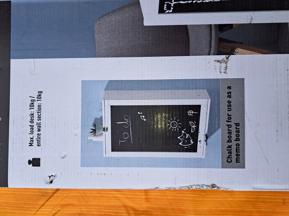 Regał ścienny z składaną półką.