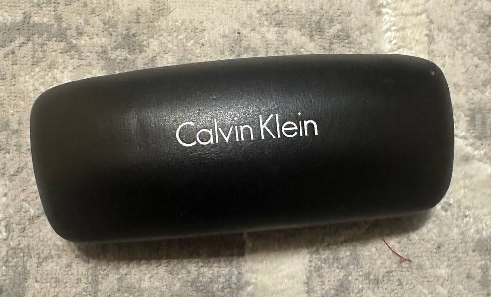 Чорний жорсткий футляр для окулярів Calvin Klein