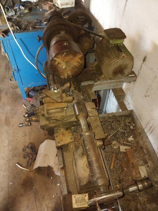 Продам токарний.