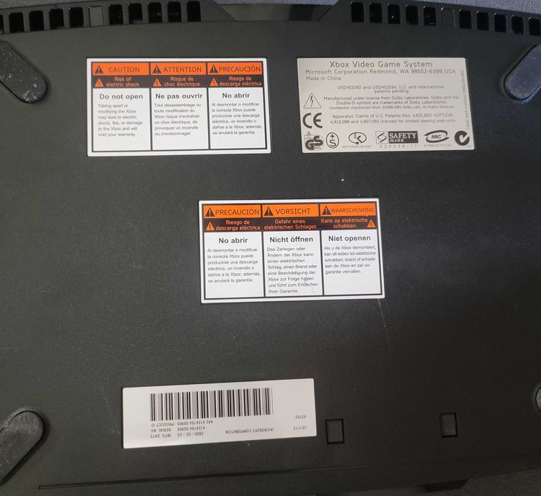 Vendo x box com dois comandos e 21 jogos.