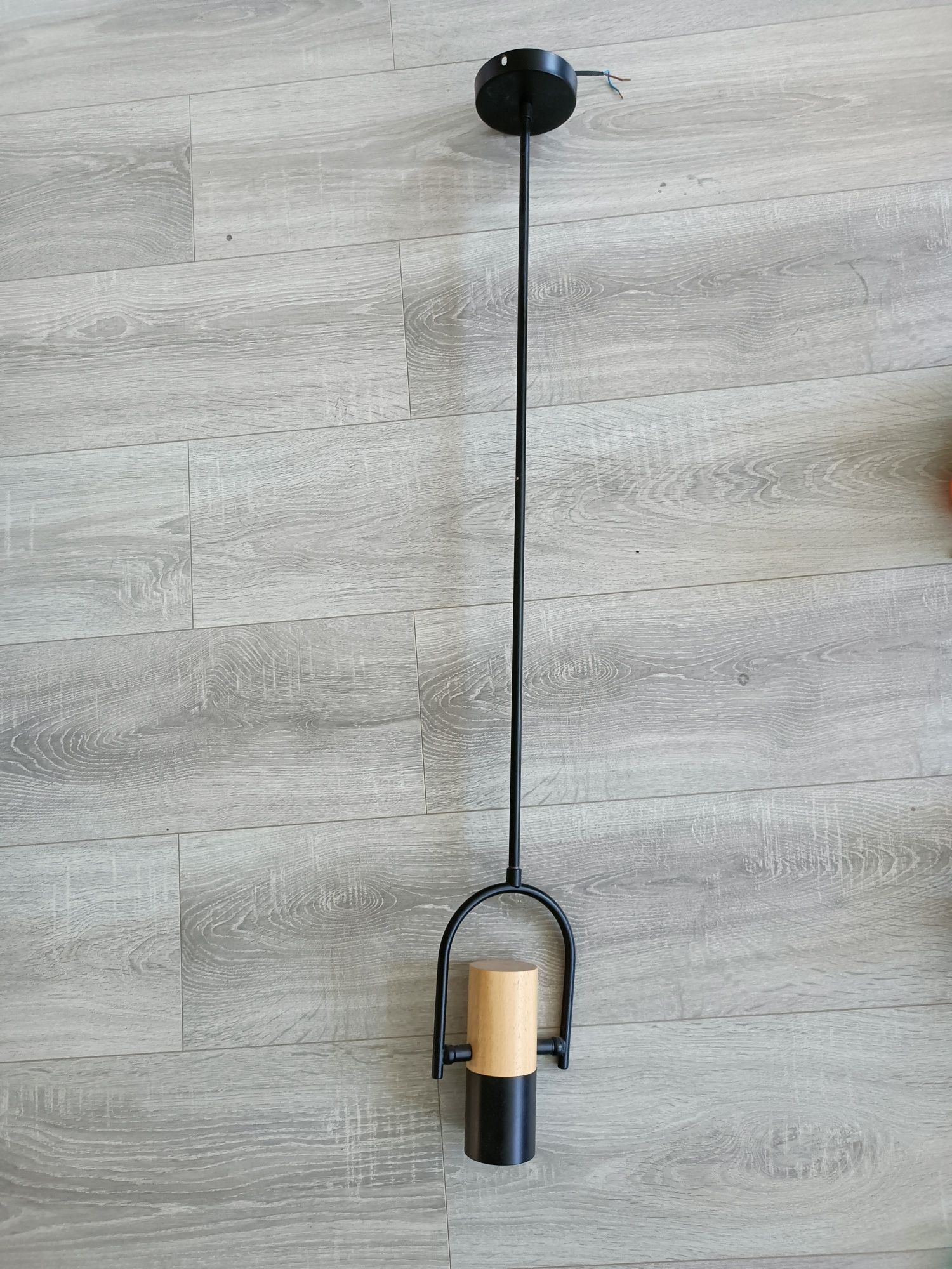 Lampa loft prosta czerń i elementy drewna