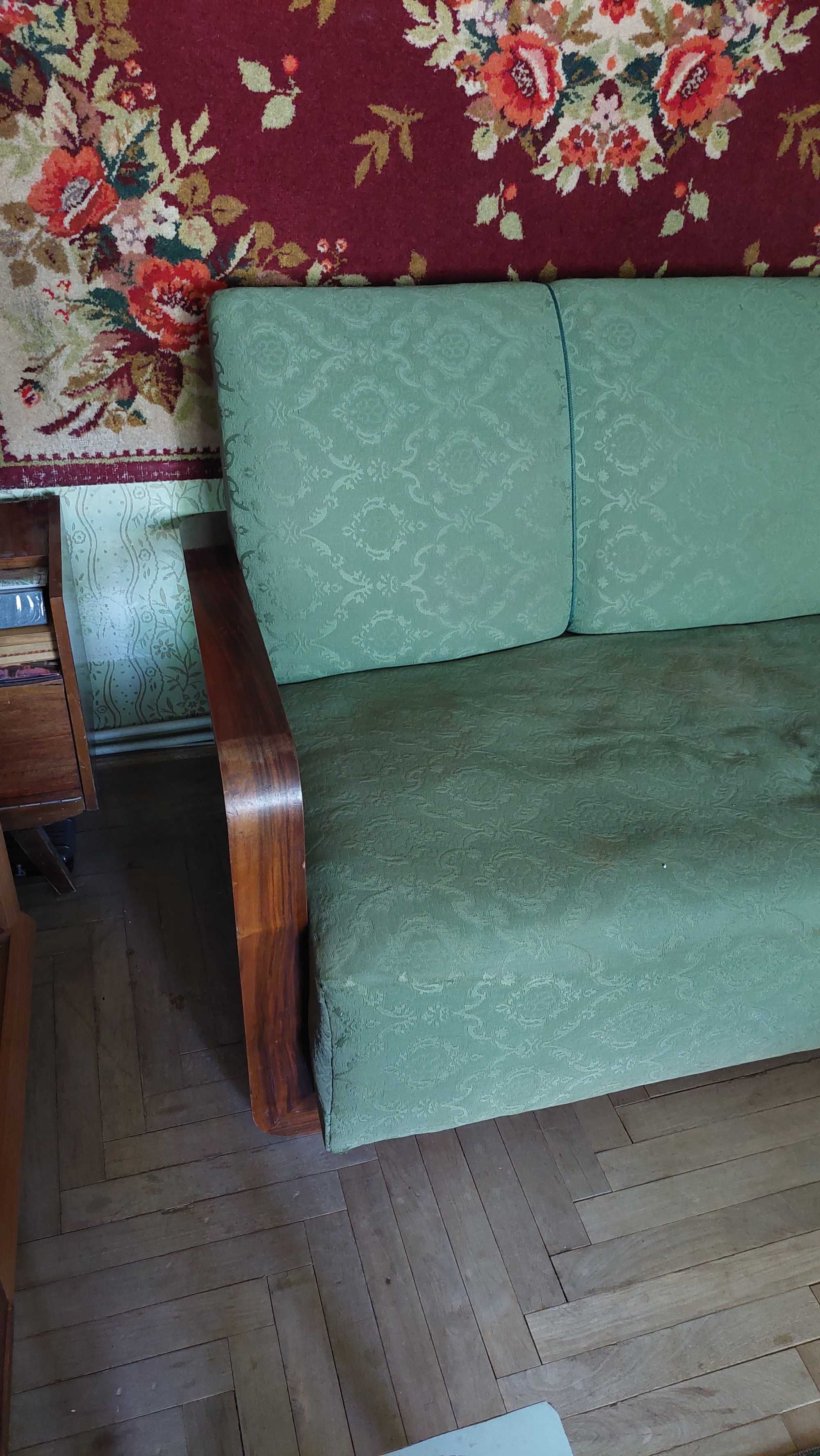 Антикварні диван і столик