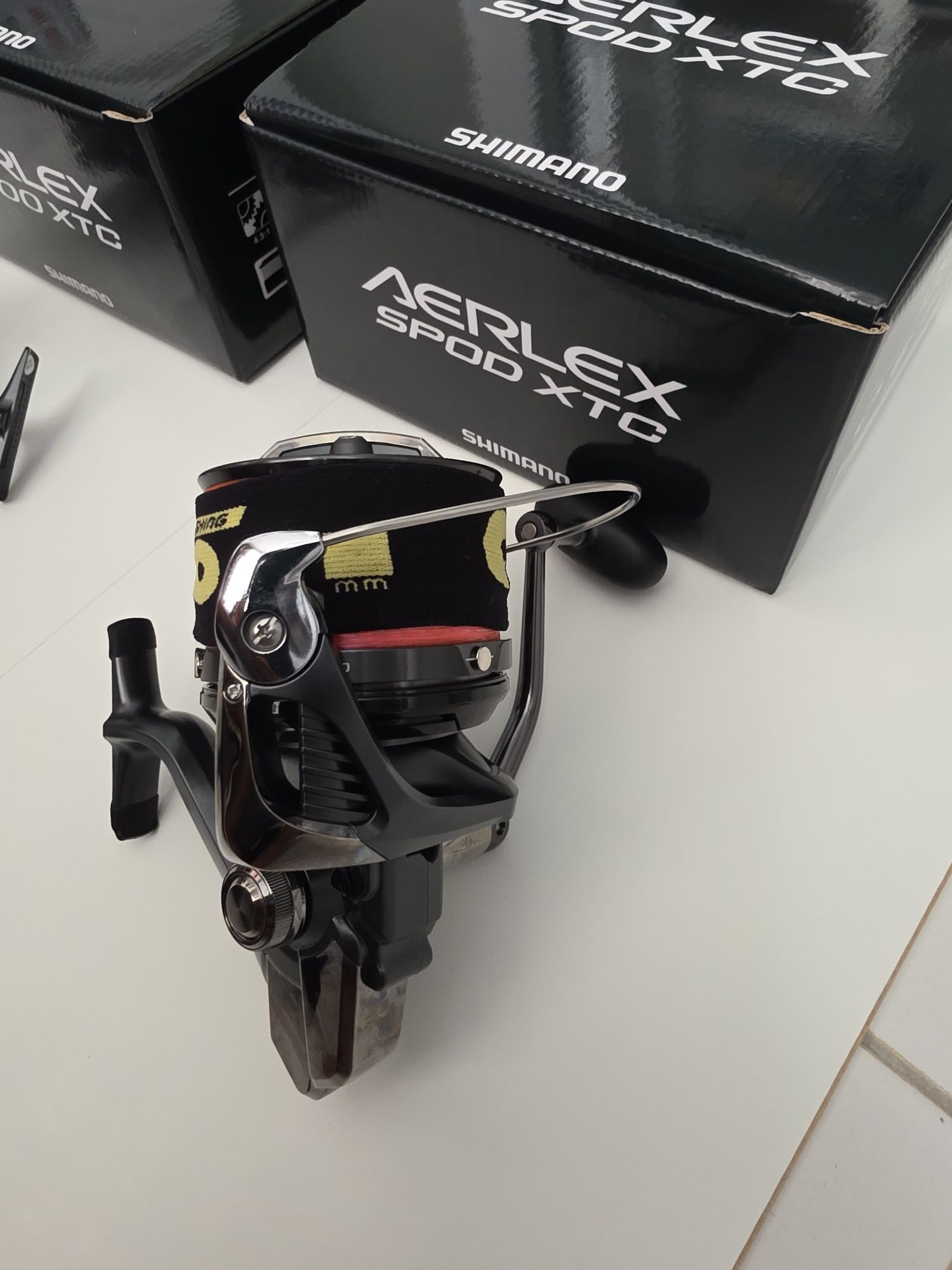 2 Carretos shimano ,cana vega potenza metálica