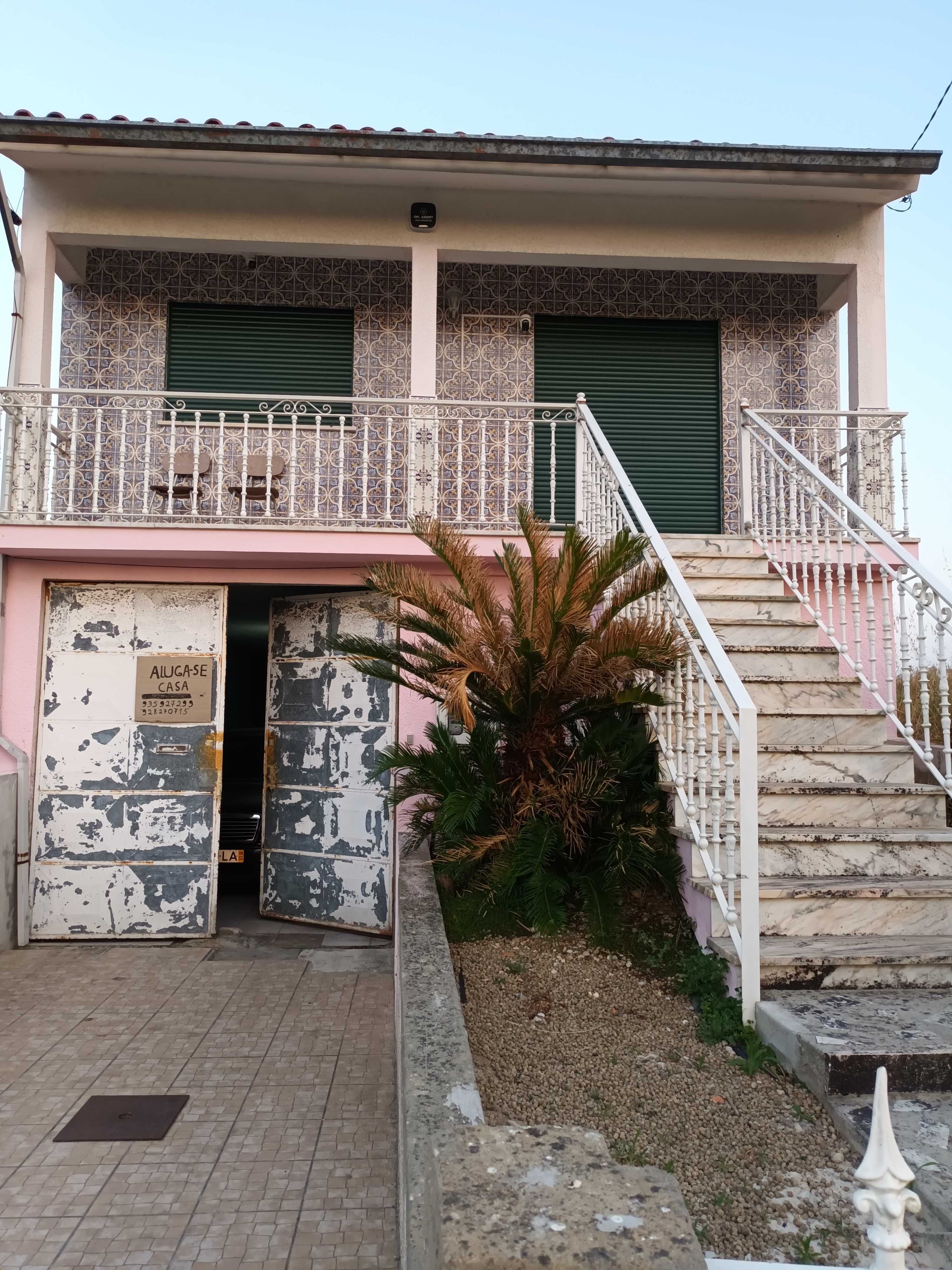 Casa para alugar com três quartos e cozinha equipada e sala mobilada.