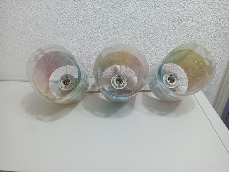 Candeeiro tecto e mesa cabeceira para quarto criança