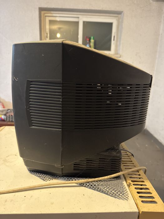 Televisão Toshiba antiga a funcionar