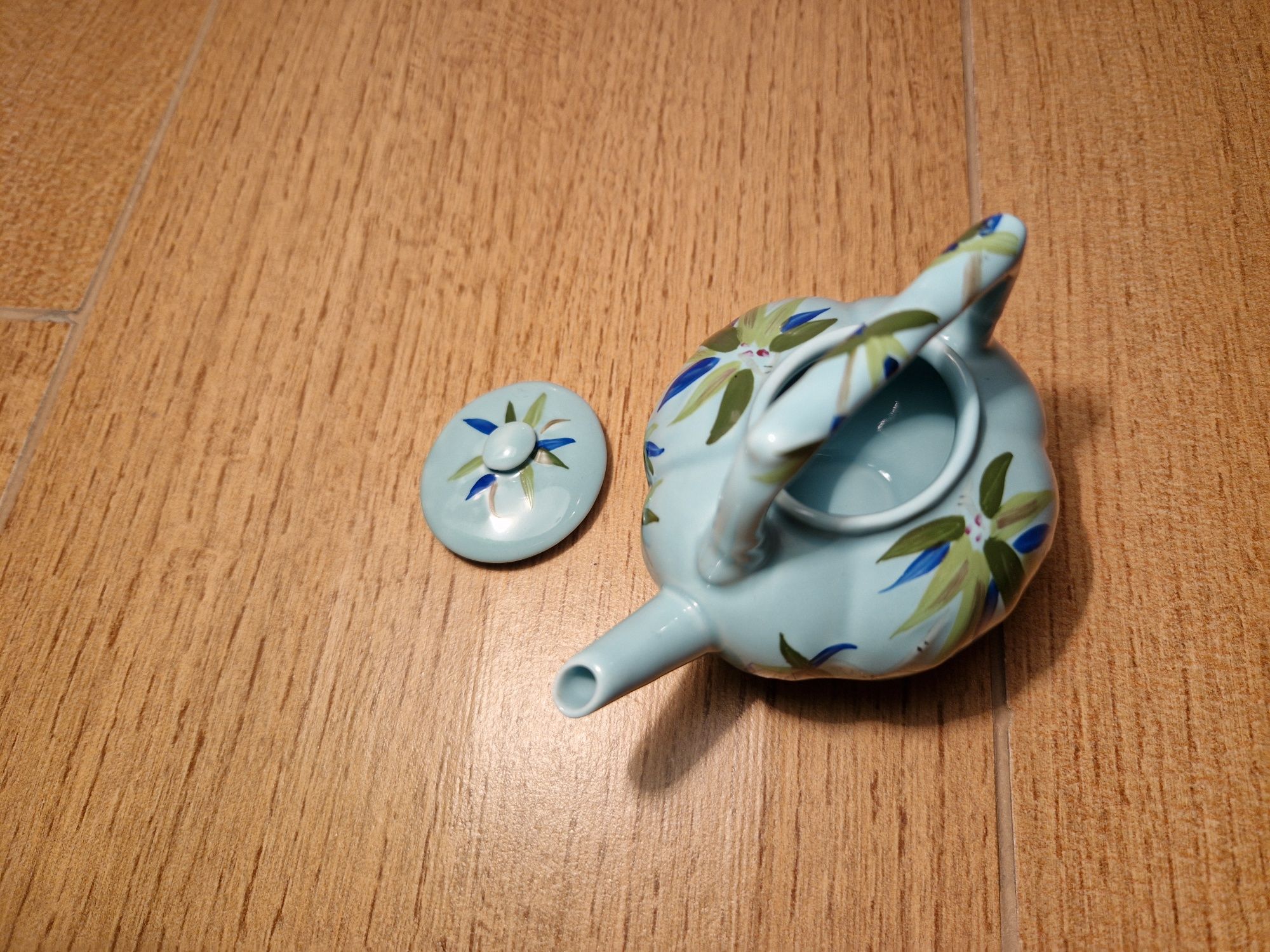 Miniaturowy niebieski czajniczek z porcelany