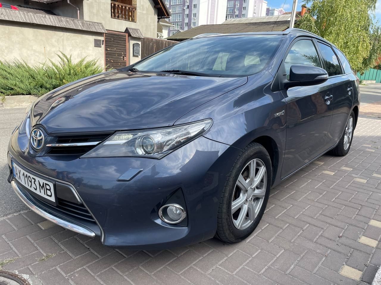 Продам Toyota Auris hybrid universal 2014