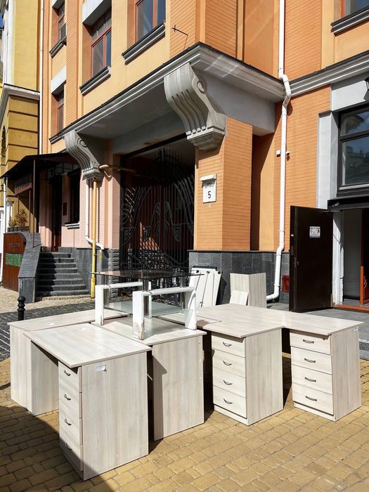 Стулья кресла офисные столы тумбы