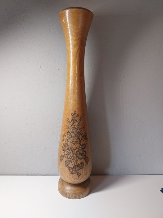 Drewniany wazon zdobiony
