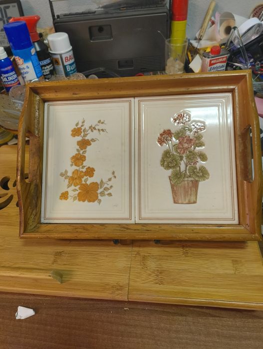 Drewniana taca z płytkami