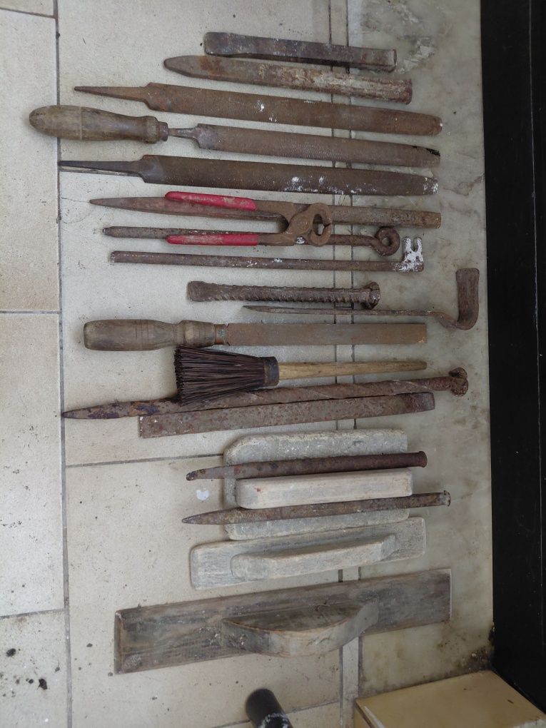 Vendo conjunto de ferramenta antiga em bom estado
