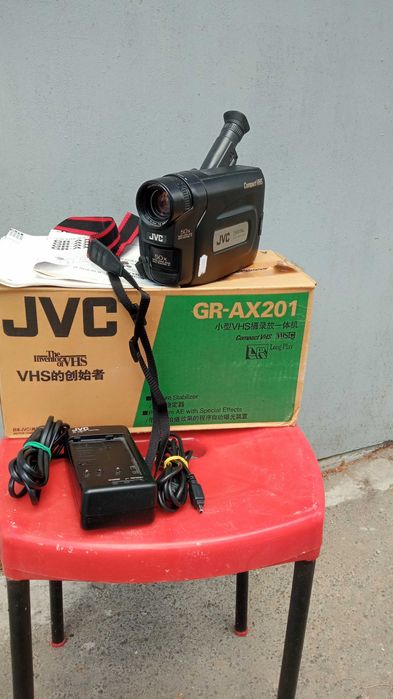 Продам видеокамеру JVC GR-AX201