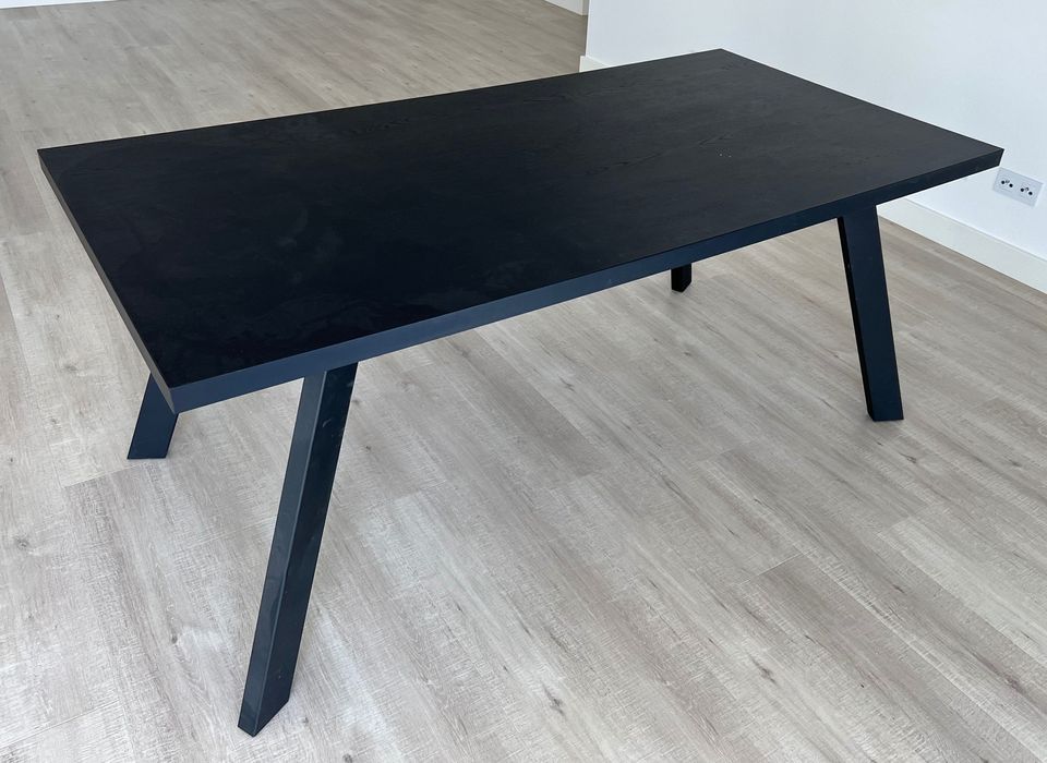 Bonita mesa de jantar em preto mate com textura de madeira