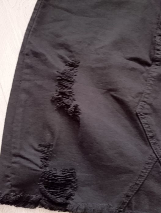 Modna czarna spódniczka z przetarciami i dziurami