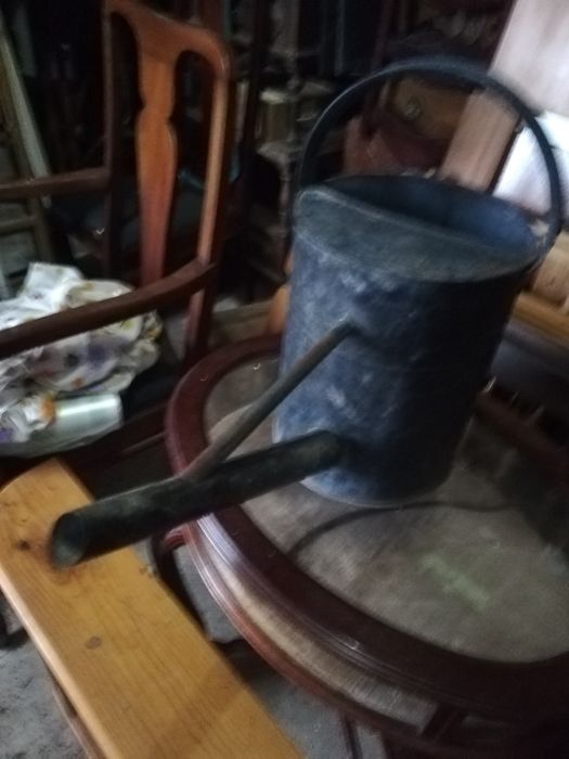 Regador em zinco preto.