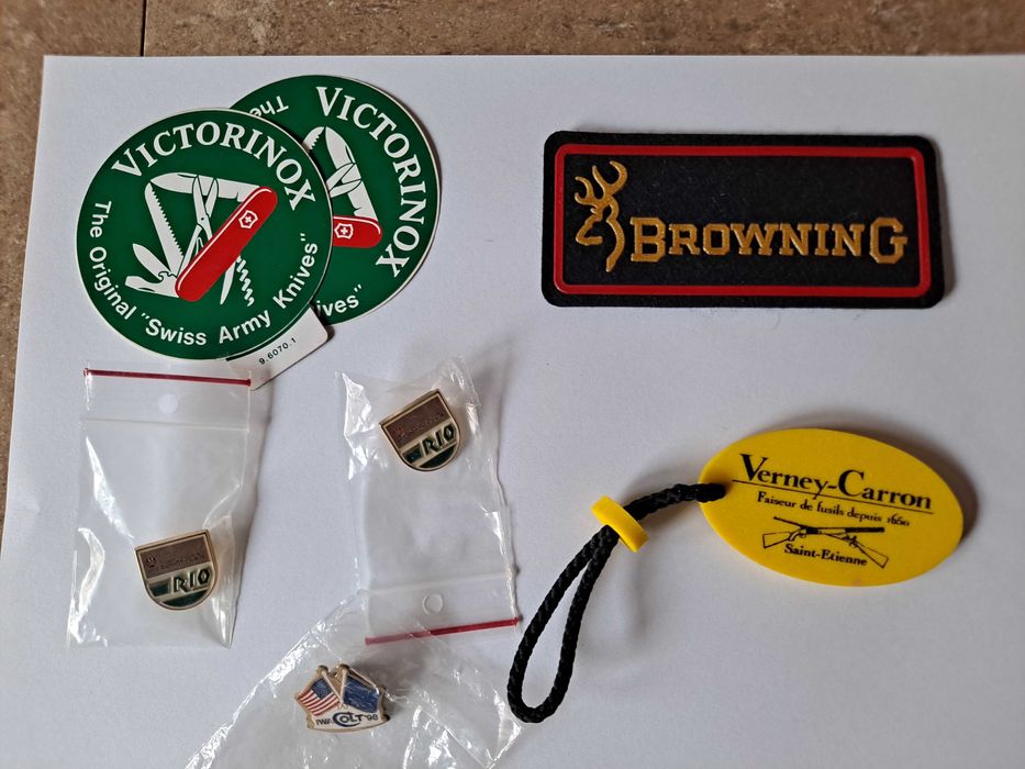 Zestaw odznak, naszywek naklejek: strzelectwo, broń , militaria.