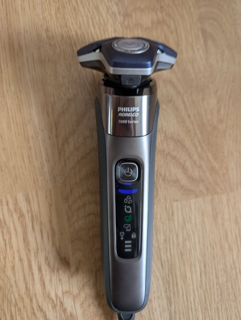 Електробритва PHILIPS 7000