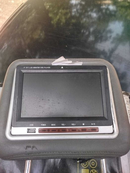 подголовник з монітором 7" DVD плеером