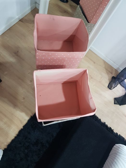 Cadeiras  e caixas de arrumos