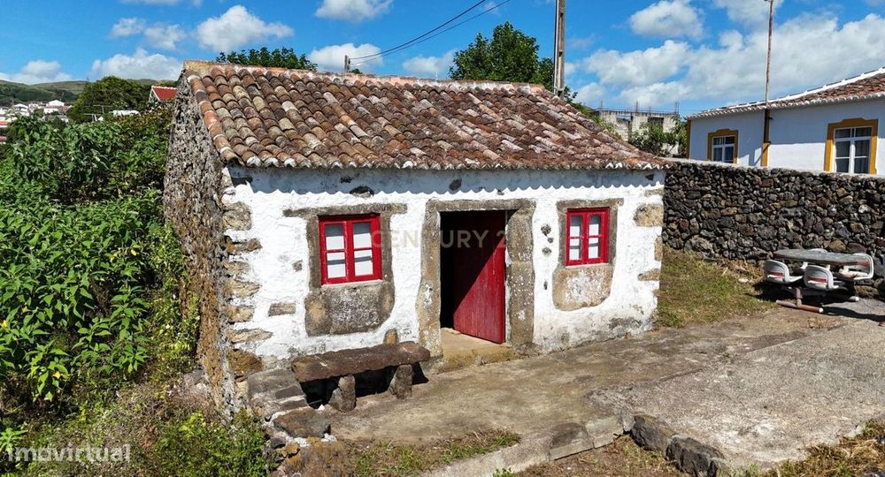 Terreno urbanizável com casa de despejo em Ribeira Seca- Vila de S.Seb
