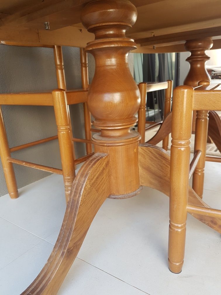 Mesa e cadeiras em madeira