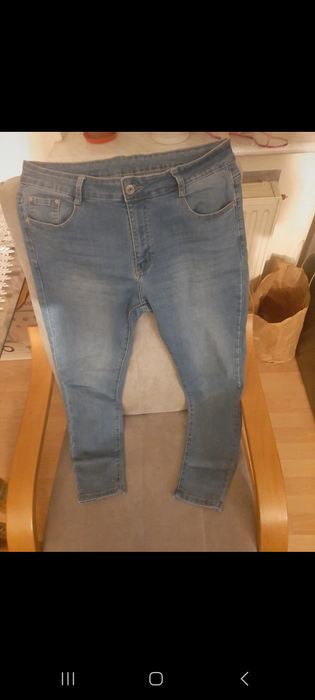 Jeansy damskie z cekinami