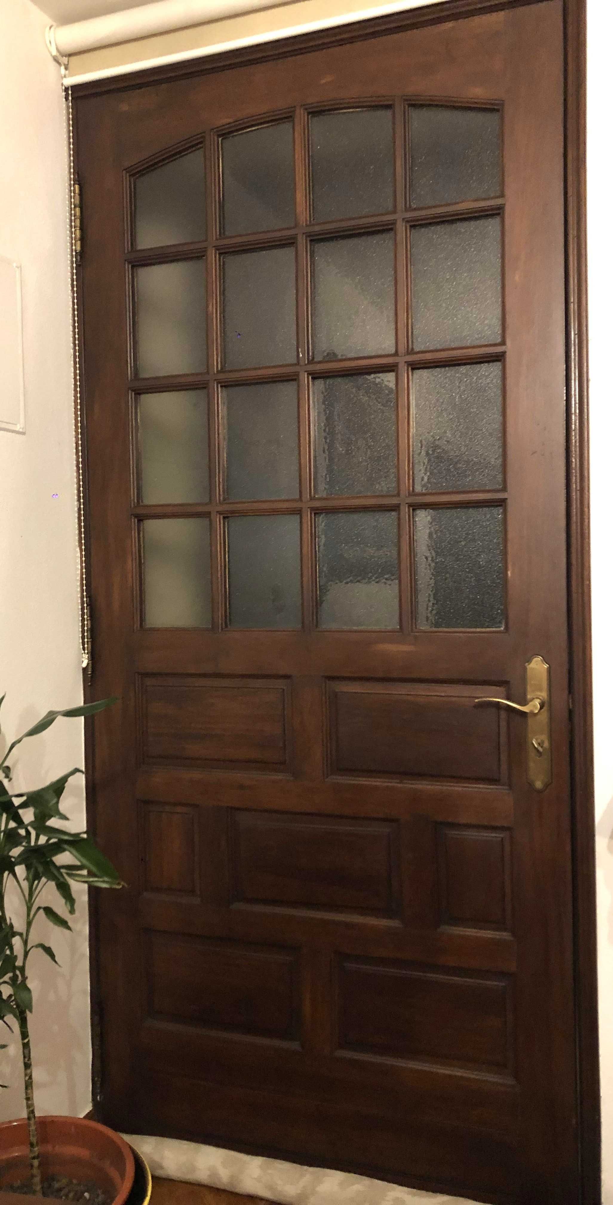 Porta exterior em madeira
