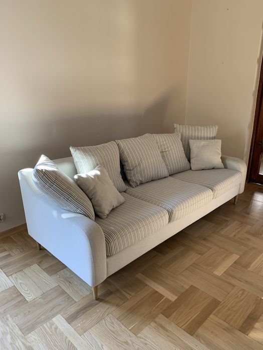 Elegancka jasna sofa na nóżkach z funkcją spania- rozkładana
