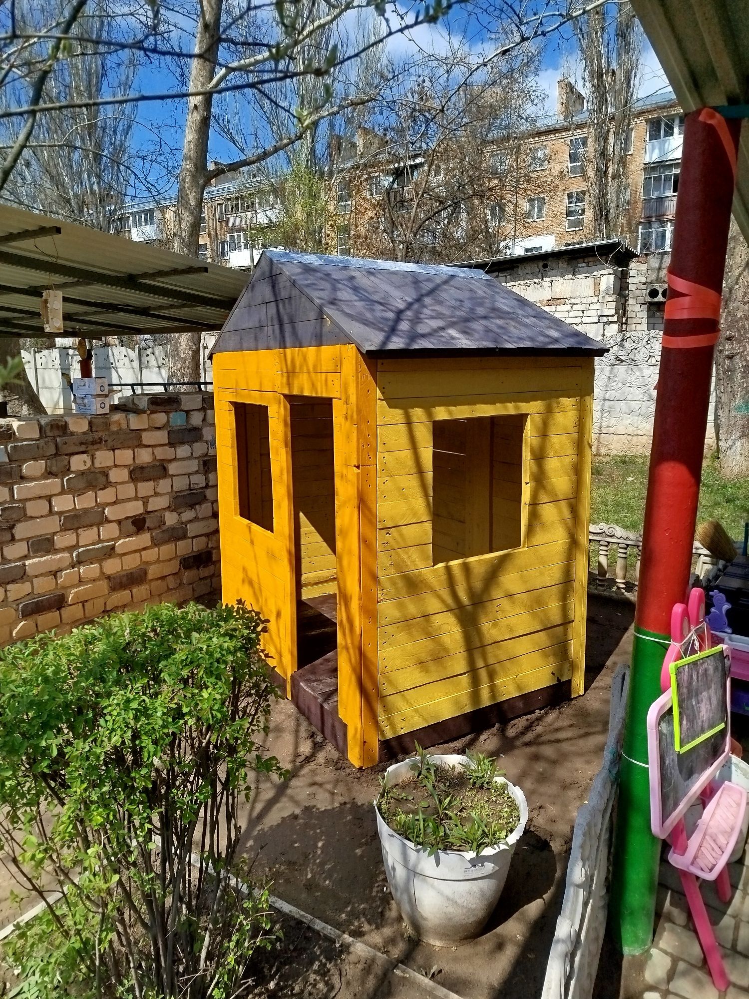 Виготовлення будиночків, машинок, паравозиків з палет для дітей