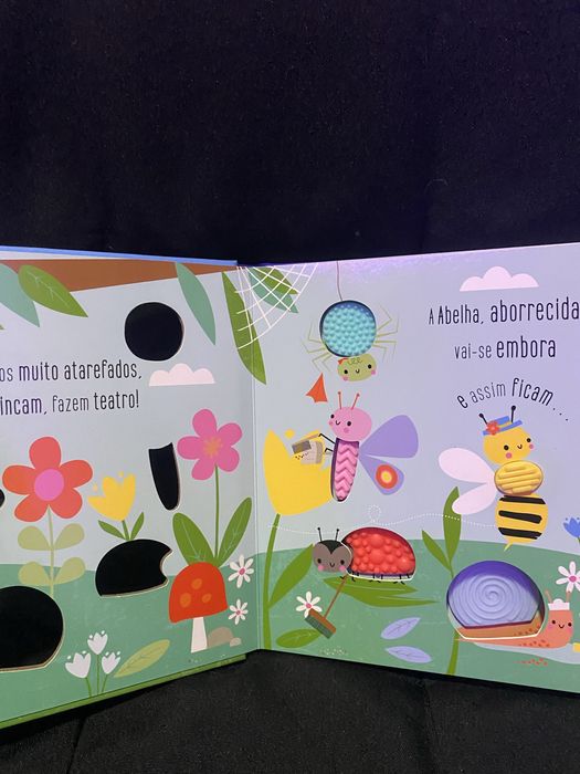 Livro “Cinco Bichinhos” - infantil, cartonado com texturas de borracha