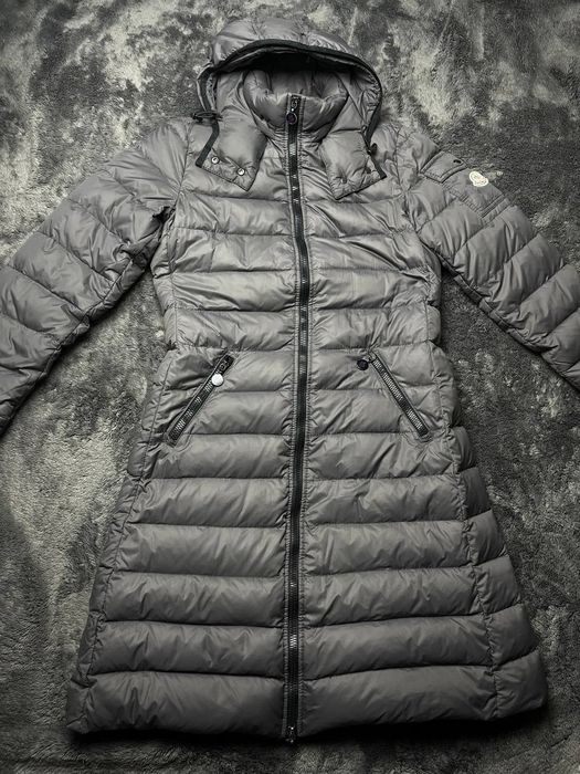довгий пуховик Moncler Moka сірого кольору.