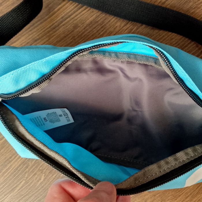 Бананка Levi's .