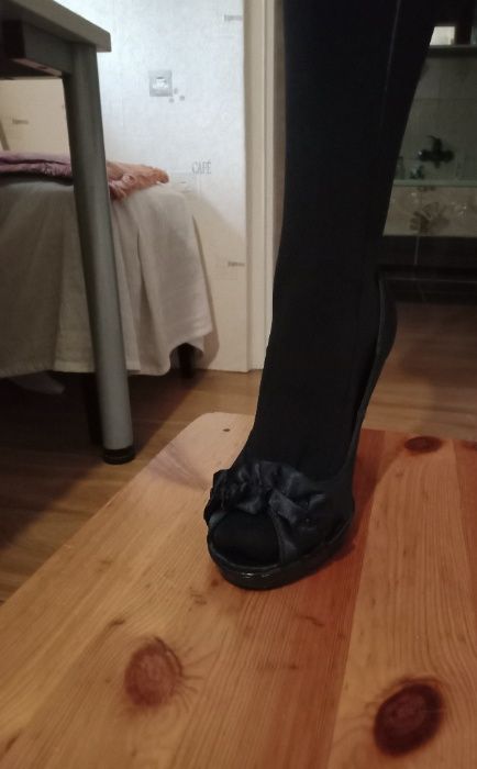 Deichmann / szpilki / lśniące / falbana / odkryty palec / 36
