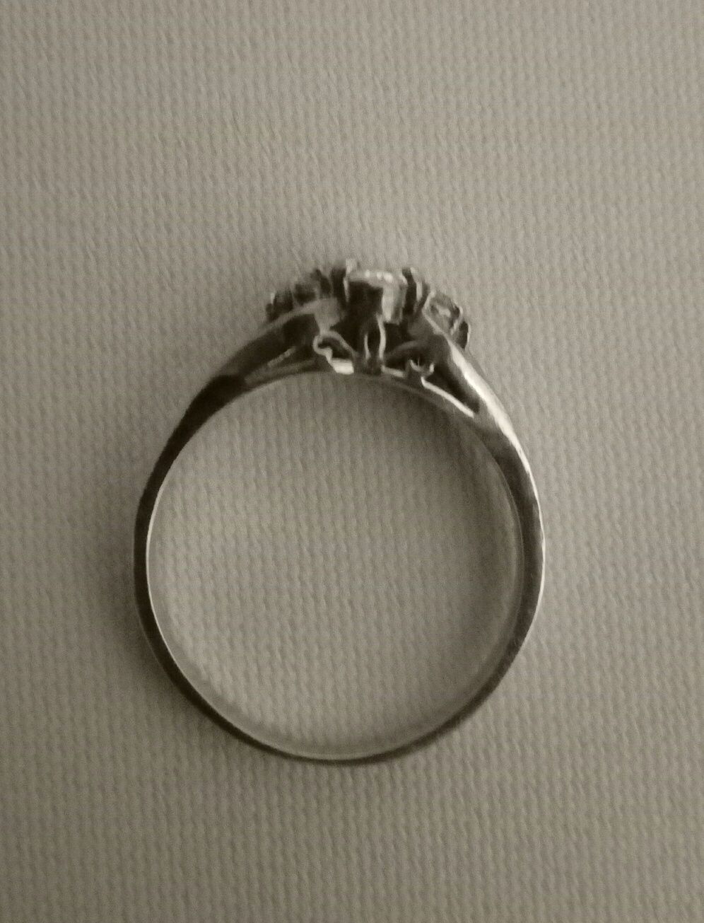 Srebrny pierścionek z cyrkoniami