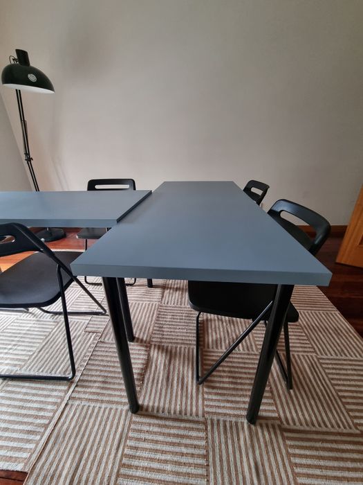 Conjunto de mesas, cadeiras e candeeiro