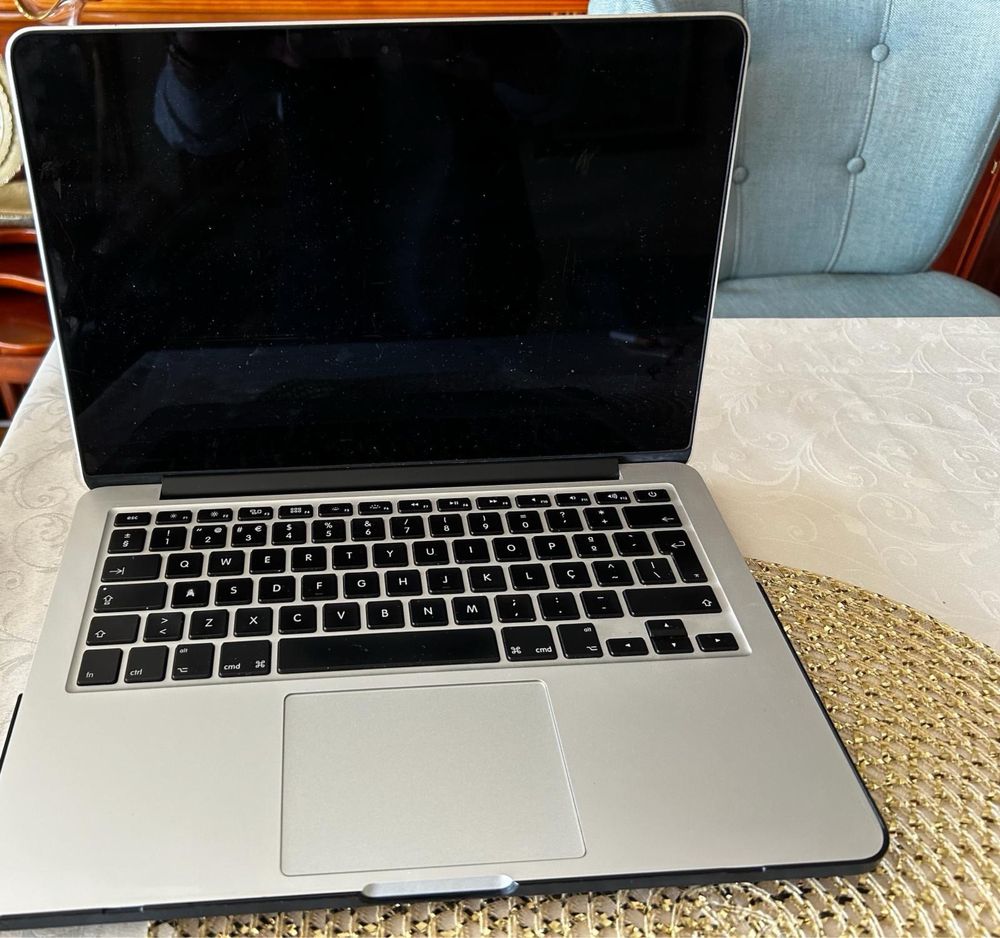 Vende se Mac Book Pro