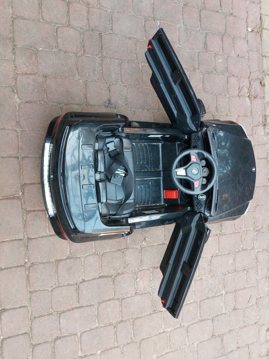 Auto na baterie dla dzieci 2-5 lat . Melodia, pasy, otwierane drzwi