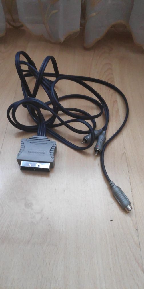 Cabo SCART com 2 RCA e 1 s-video e um adaptador SCART (input/output)