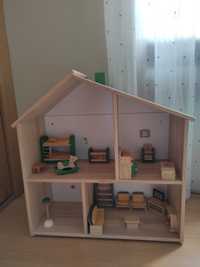 Casa de madeira de brincar com móveis