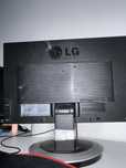 Monitor Lg , apenas com pe de apoio partido .