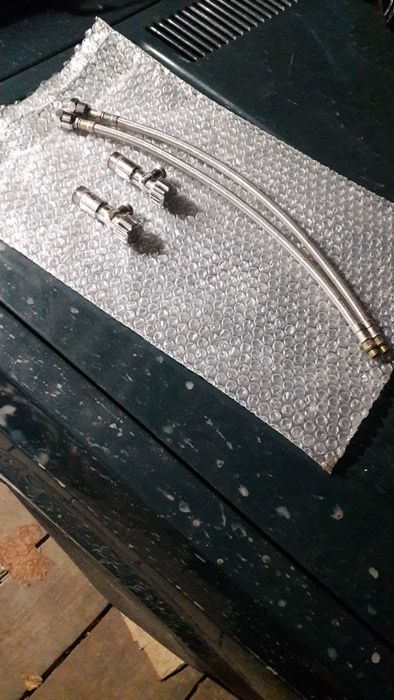 Угловой кран и гибкий шланг для смесителя