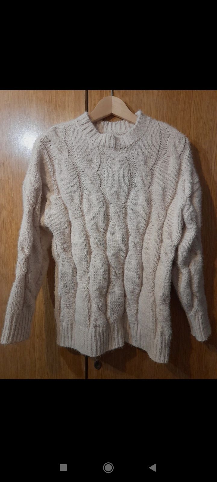 Beżowy sweter z grubym splotem Sinsay S