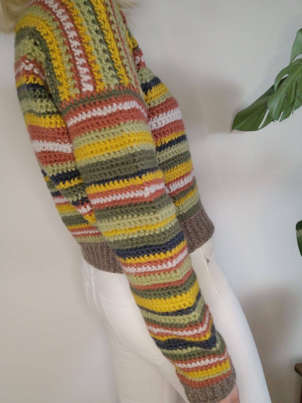 Kolorowy wełniany sweter w paski odkryte ramiona handmade