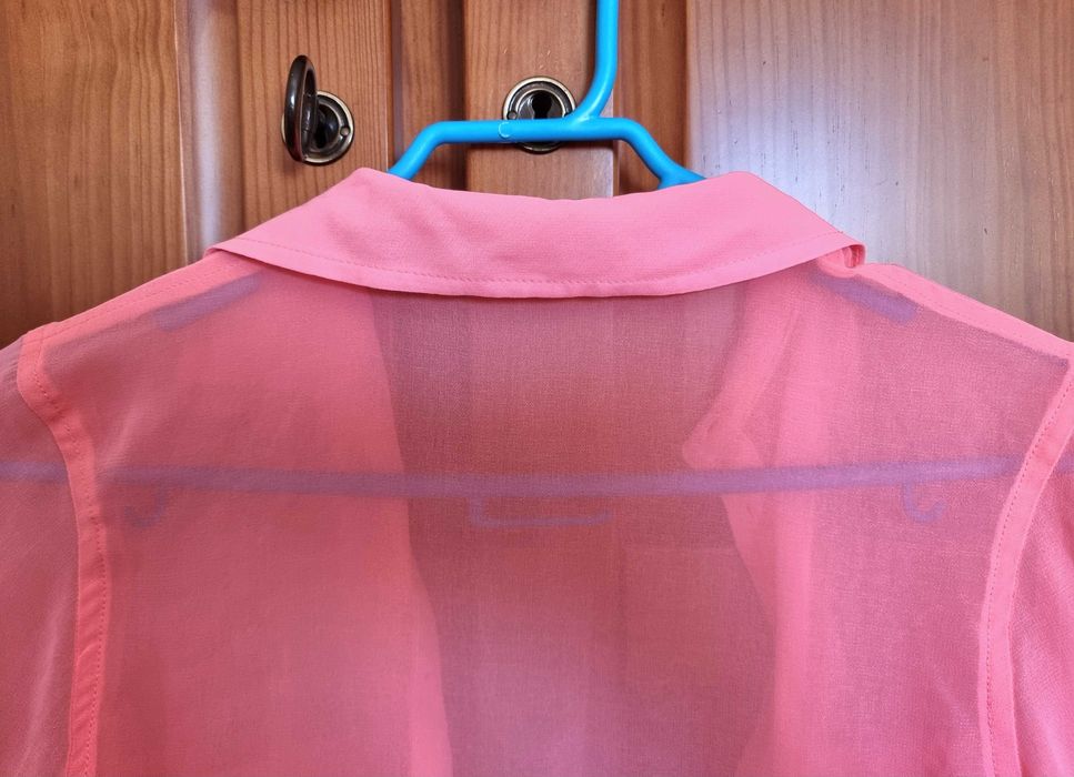 Camisa rosa forte com transparência Bershka, tamanho XS