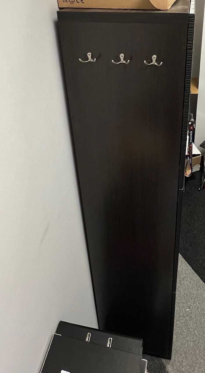Czarna szafa biurowa zamykana na klucz