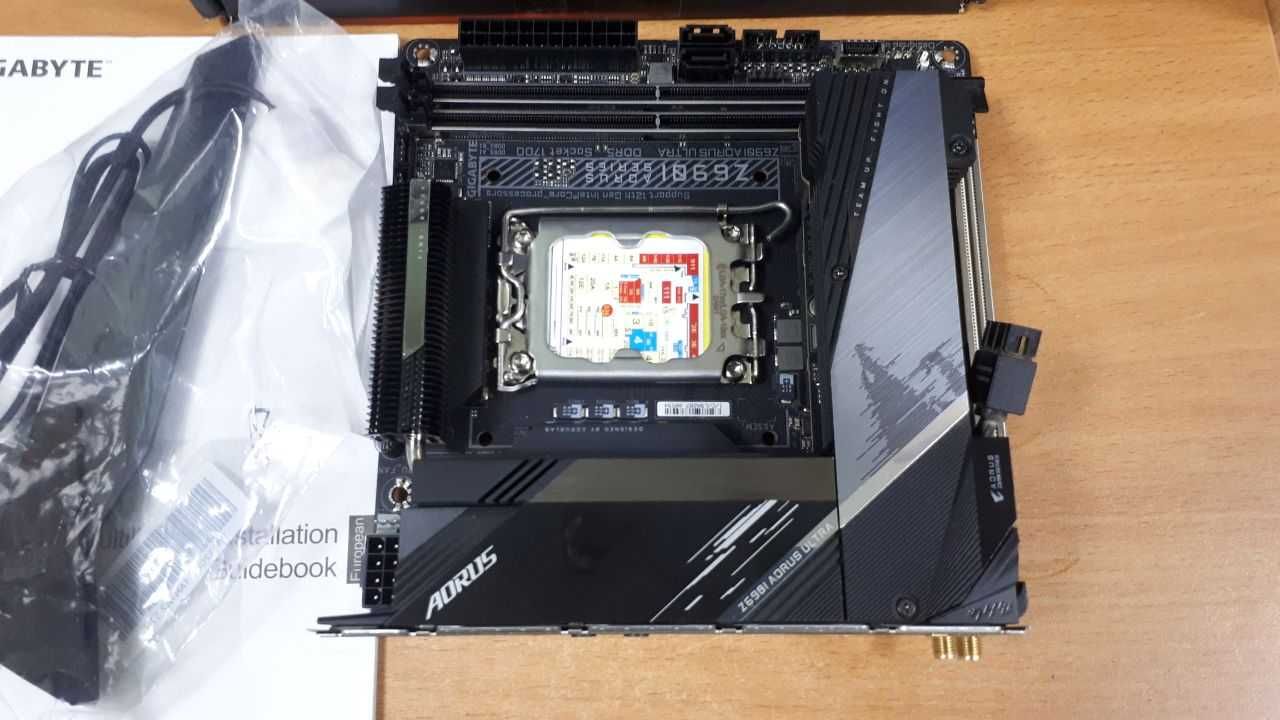 Материнська плата Gigabyte Z690I Aorus Ultra