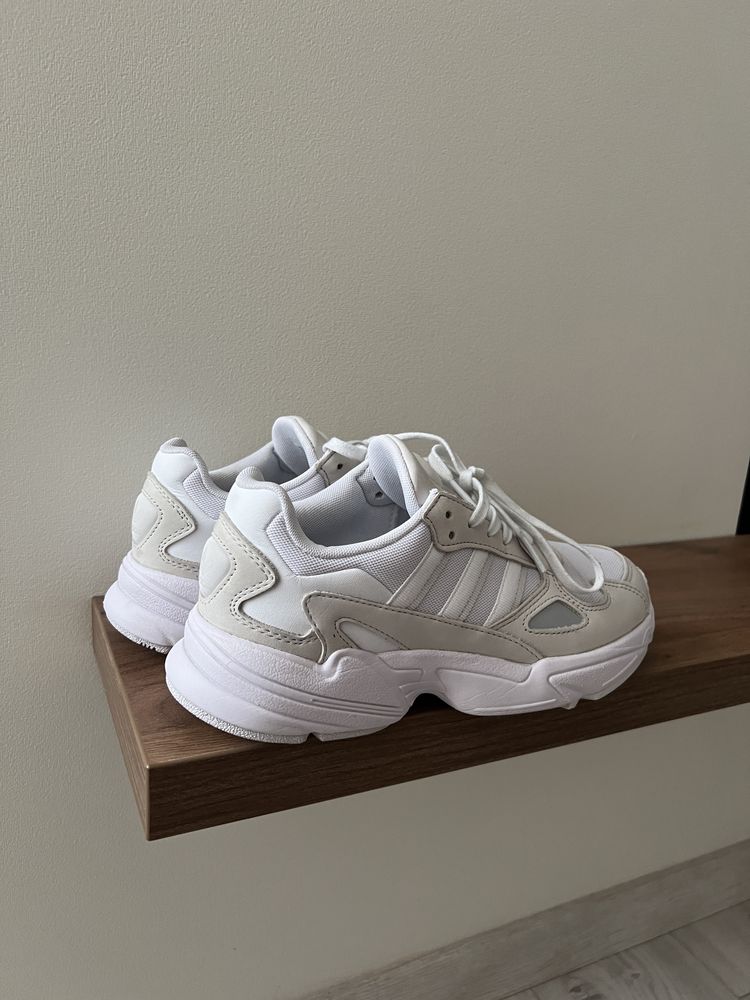 Продам оригинальные кроссовки Adidas Falcon Originals IG5732