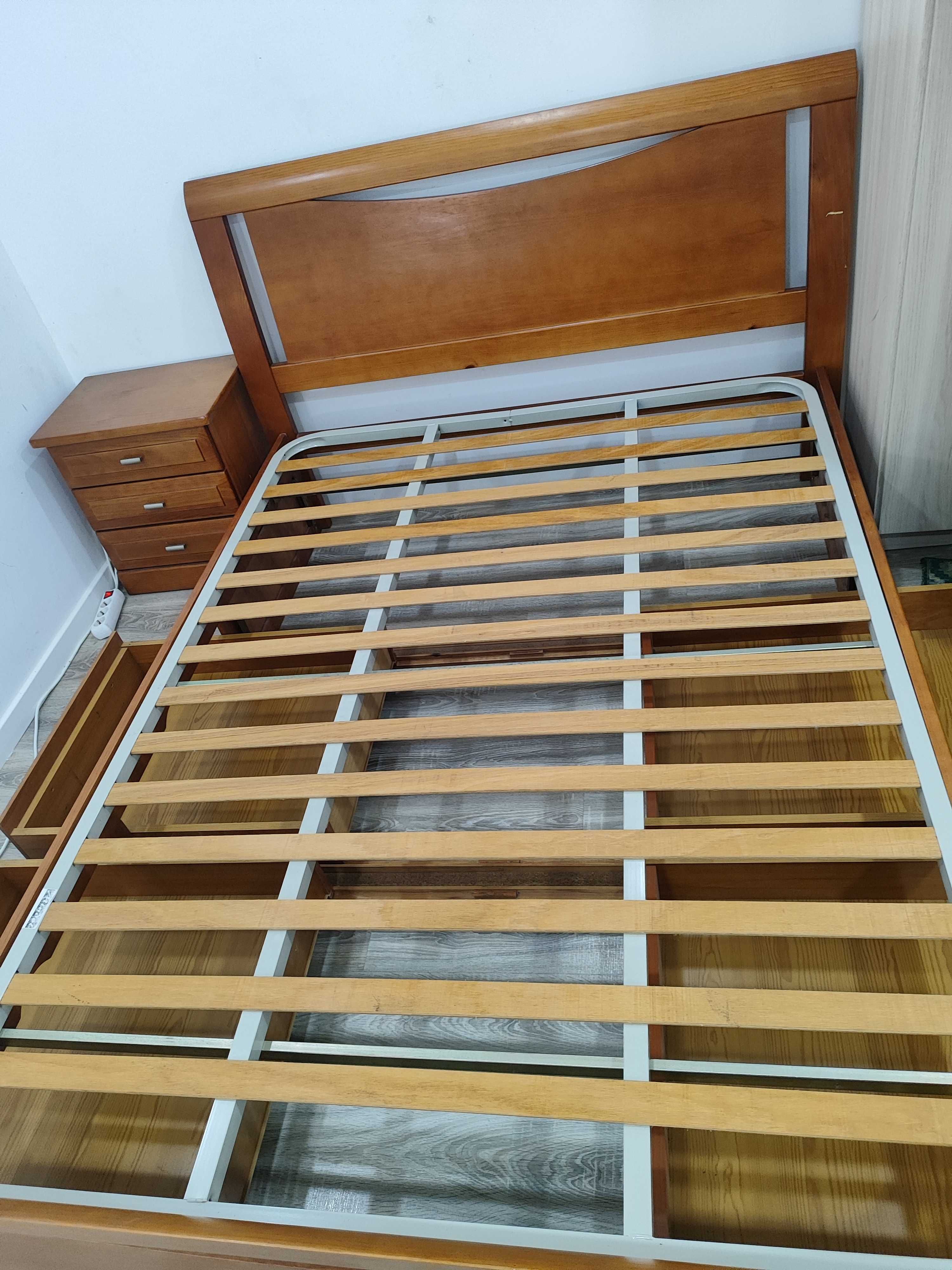 Vendo cama de casal condição/muito conservada  , sem a base do colchão
